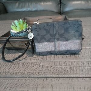 🌷Coach signature wristlet